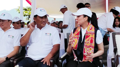 Gubernur Sulawesi Utara, Yulius Selvanus, berbicara dengan Menteri , Widiyanti Putri Wardhana.