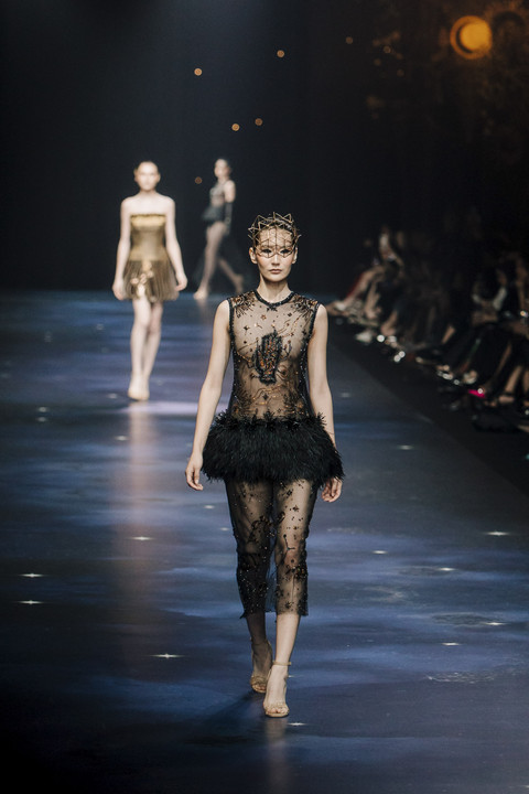 Detail intricate bergambar astrologi hingga planet pada koleksi Sebastian Gunawan Signature 2025. Foto: Dok. Sebastian Gunawan Signature