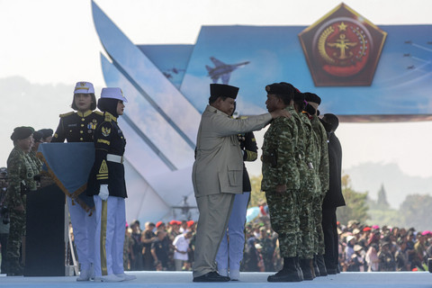 Presiden RI Prabowo Subianto menyematkan anugerah jenderal kehormatan dan kenaikan pangkat kehormatan kepada sejumlah purnawirawan dan perwira tinggi TNI saat Upacara Gelar Pasukan Operasional dan Kehormatan Militer di Batujajar, Minggu (10/8/2025). Foto: Abdan Syakura/ANTARA FOTO