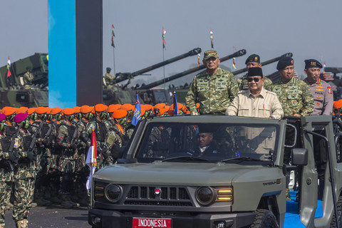 Presiden RI Prabowo Subianto didampingi Menhan Sjafrie Sjamsoeddin, Panglima TNI Jenderal Agus Subiyanto beserta jajaran memeriksa kesiapan pasukan saat Upacara Gelar Pasukan Operasional dan Kehormatan Militer di Batujajar, Minggu (10/8/2025). Foto: Abdan Syakura/ANTARA FOTO
