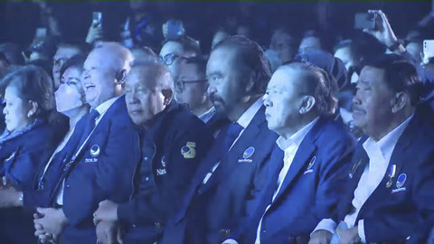 Ketua partai Partai NasDem, Surya Paloh bersama jajaran saat Penutupan Rakernas I Partai NasDem di Makassar, Sulawesi Selatan, Minggu (10/8/2025). Foto: Youtube/ NasDem TV