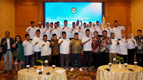 Ketua Umum PB IKA PMII, Fathan Subchi (tengah) foto bersama dengan pengurus IKA PMII Manado yang baru dilantik.