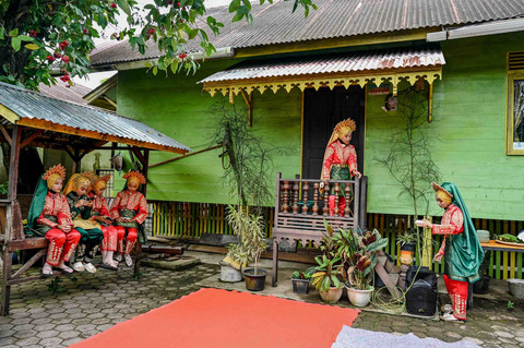 Sekelompok penari muda me...                    </div>

                    <div class=