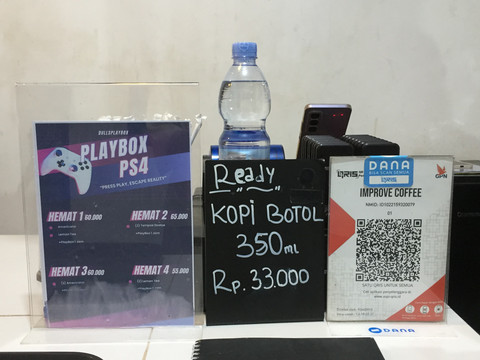 Selain menyediakan kopi, Improve Coffee juga menyediakan Playbox PS4/Anyelir.