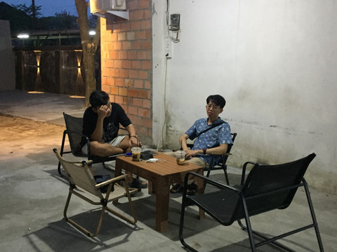 Pengunjung yang hadir bersantai di Improve Coffee/Anyelir.