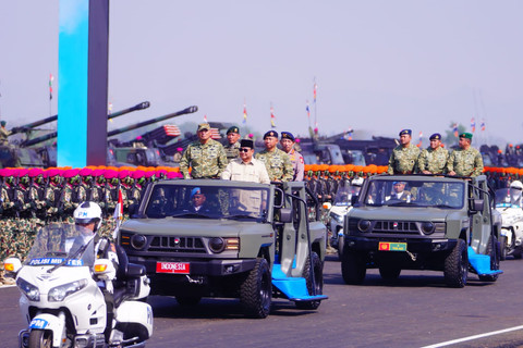 Panglima TNI Jenderal Agus Subiyanto dampingi Presiden Prabowo Subianto pada upacara penganugerahan gelar pasukan operasi dan penghormatan militer di Kabupaten Bandung Barat, Minggu (10/8/2025). Foto: Dok. Puspen TNI, BPMI Setpres