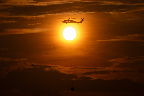 Helikopter sikorsky milik Badan Nasional Penanggulangan Bencana (BNPB) melakukan pemadaman kebakaran lahan dari udara (water boombing) di Desa Soak Batok, Indralaya Utara, Ogan Ilir (OI), Sumatera Selatan, Minggu (10/8/2025). Foto: Nova Wahyudi/ANTARA FOTO