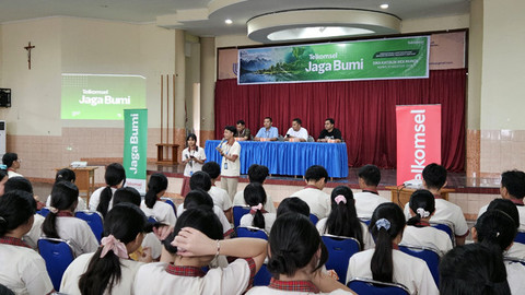 Kegiatan edukasi soal pelestarian lingkungan yang digelar Telkomsel di SMA Katolik Rex Mundi Manado.
