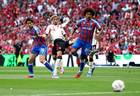 Hugo Ekitike dari Liverpool mencetak gol pertama mereka saat melawan Crystal Palace pada pertandingan FA Community Shield di Stadion Wembley, London, Inggris, Minggu (10/8/2025). Foto: Action Images via Reuters/Matthew Childs