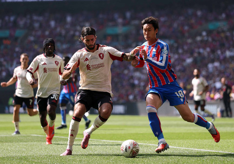 Dominik Szoboszlai dari Liverpool beraksi bersama Daichi Kamada dari Crystal Palace pada pertandingan FA Community Shield di Stadion Wembley, London, Inggris, Minggu (10/8/2025). Foto: Toby Melville/REUTERS