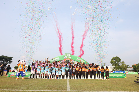 Para juara dan semifinalis di MilkLife Soccer Challenge Semarang Seri 1 2025/26. Foto: Dok. MilkLife Soccer