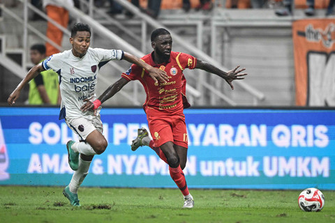 Pesepak bola Persija Jakarta Allano Brendon (kanan) berebut bola dengan pesepak bola Persita Tangerang Muhammad Toha (kiri) pada pertandingan BRI Super League di Jakarta International Stadium (JIS), Jakarta, Minggu (10/8/2025). Foto: Fauzan/ANTARA FOTO