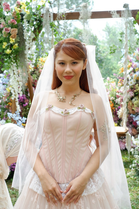 Tampilan Nadin Amizah saat resepsi. Foto: Wiranti Kurnia