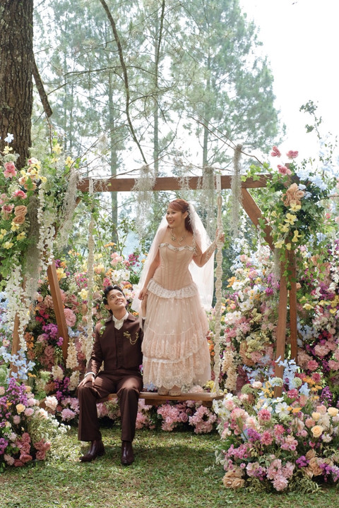 Tampilan Nadin Amizah saat resepsi. Foto: Wiranti Kurnia