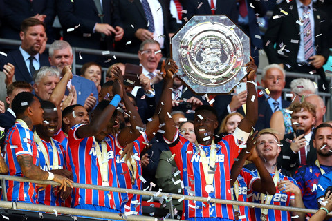 Pemain Crystal Palace merayakan juara Community Shield  2025 di Stadion Wembley, London, Inggris, Minggu (10/8/2025). Foto: Matthew Childs/REUTERS