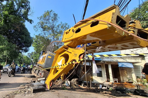 Kondisi truk pengangkut alat berat usai kecelakaan di Gombel Lama Semarang. Foto: Dok. Istimewa