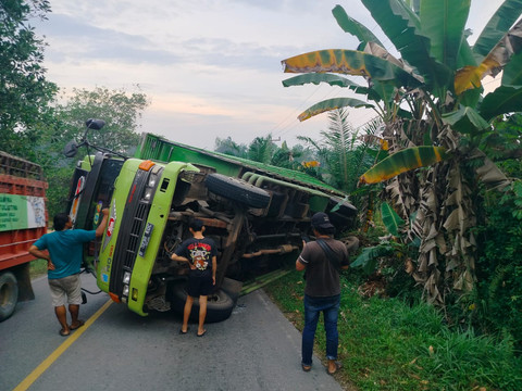 Truk bermuatan besi terguling setelah tak kuat menanjak di Jalan Oevang Oeray, Sintang.(Foto: Dok Satlantas Polres Sintang)