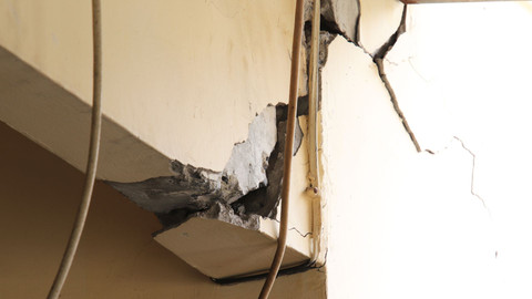 Ilustrasi retakan rumah akibat gempa. Foto: Canva