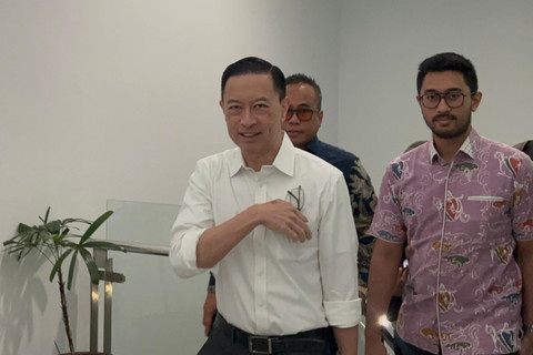 Mantan Mendag Thomas Trikasih Lembong atau Tom Lembong datang ke Komisi Yudisial untuk audiensi mengenai laporannya terhadap majelis hakim perkara dugaan korupsi importasi gula pada Senin (11/8/2025). Foto: Abid... </div>
<div class=