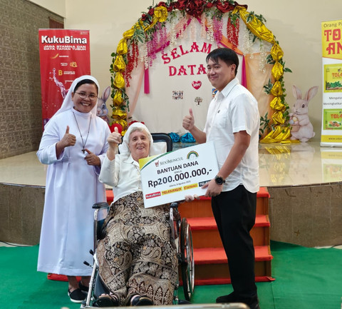 Penyaluran bantuan bagi penyandang disabilitas melalui Yayasan Sinar Pelangi di Jatibening, Bekasi, Jumat (8/8). Foto: kumparan