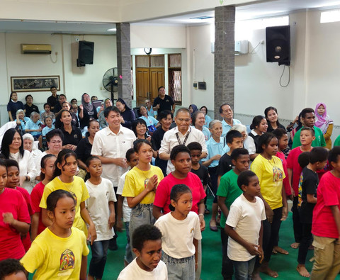International Business Development Manager Sido Muncul, Marco Jonathan Hidayat, menari bersama anak-anak Yayasan Sinar Pelangi. Foto: kumparan