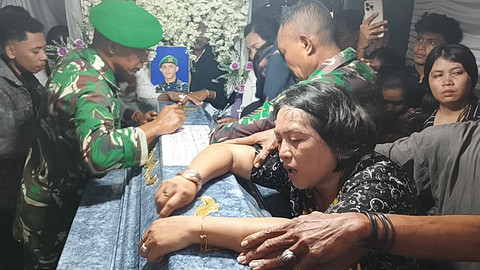Ibunda Prada Lucky Chepril Saputra Namo, Sepriana Paulina Mirpey menangis saat peti jenazah ditutup sebelum upacara pemakaman di Kelurahan Kuanino, Kupang, Sabtu (9/8/2025). Foto: Dok. Istimewa