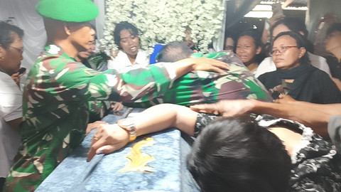 Ibunda Prada Lucky Chepril Saputra Namo, Sepriana Paulina Mirpey menangis saat peti jenazah ditutup sebelum upacara pemakaman di Kelurahan Kuanino, Kupang, Sabtu (9/8/2025). Foto: Dok. Istimewa