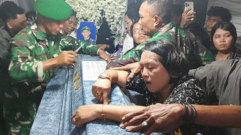 Ibunda Prada Lucky Chepril Saputra Namo, Sepriana Paulina Mirpey menangis saat peti jenazah ditutup sebelum upacara pemakaman di Kelurahan Kuanino, Kupang, Sabtu (9/8/2025). Foto: Dok. Istimewa