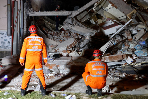 Kondisi bangunan yang hancur setelah gempa bumi di Sindirgi, Provinsi Balikesir, Turki, Senin (11/8/2025). Foto: Efekan Akyuz/REUTERS