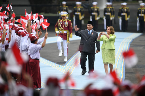 Presiden Prabowo Subianto (tengah) dan Presiden Republik Peru Dina Ercilia Boluarte Zegarra (kanan) melambaikan tangan ke arah para siswa sekolah saat pemeriksaan pasukan di Istana Merdeka, Jakarta, Senin (11/8/2025). Foto: Muhammad Adimaja/ANTARA FOTO