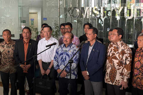 Ketua KY Amzulian Rifai (tengah) memberikan keterangan pers audiensi Tom Lembon dan Komisi Yudisial, Senin (11/8/2025). Foto: Abid Raihan/kumparan