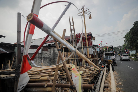 Pekerja menghaluskan batang pinang di kawasan Manggarai, Jakarta, Senin (11/8/2025). Foto: Jamal Ramadhan/kumparan
