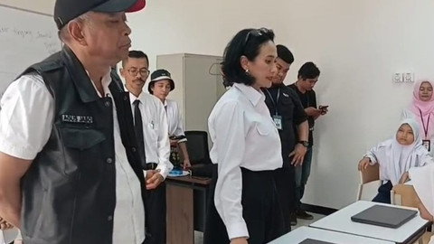 Wakil Menteri Pelindungan Pekerja Migran Indonesia Christina Aryani dan Wakil Menteri Sosial Agus Jabo Priyono meninjau Sekolah Rakyat di Bambu Apus, Jakarta Timur, pada Senin (11/8/2025). Foto: Rachmadi Rasyad/kumparan