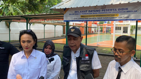 Wakil Menteri Pelindungan Pekerja Migran Indonesia Christina Aryani dan Wakil Menteri Sosial Agus Jabo Priyono meninjau Sekolah Rakyat di Bambu Apus, Jakarta Timur, pada Senin (11/8/2025). Foto: Rachmadi Rasyad/kumparan