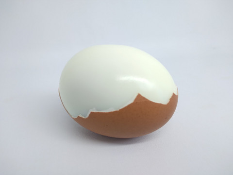 Ilustrasi mengupas telur. Foto: Shutterstock