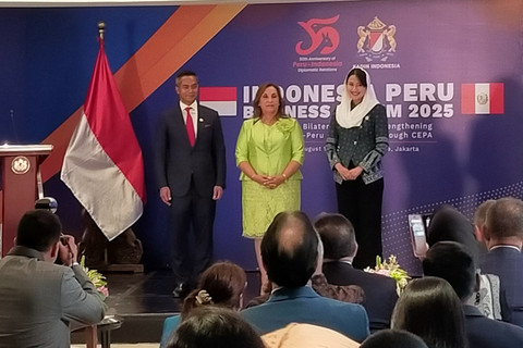 Ketua Umum Kadin Indonesia Anindya Bakrie dan Presiden Peru Dina Boluarte Zegarra di acara Indonesia-Peru Business Forum 2025 di Jakarta, Senin (11/8/2025). Foto: Nur Pangesti/kumparan