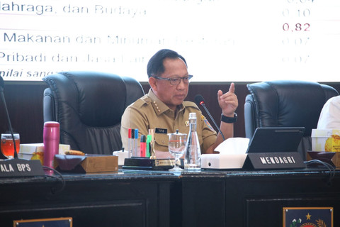 Mendagri Tito Karnavian dalam rapat koordinasi pengendalian inflasi daerah  yang berlangsung hybrid di kantor Kemendagri, Senin (11/8/2025). Foto: Kemendagri RI