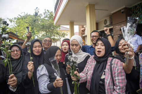 Sejumlah keluarga korban penembakan tiga polisi di Way Kanan, Lampung, memegang bunga mawar usai menghadiri sidang putusan di Pengadilan Mili... </div>
<div class=
