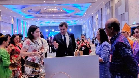 Perwakilan negara asing yang mengunjungi stand milik Kabupaten Kepulauan Sangihe pada kegiatan North Sulawesi Investment Forum (NSIF) tahun 2025 yang diselenggaran Bank Indonesia Sulawesi Utara.