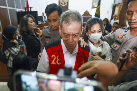 Terdakwa Fariz RM saat memberikan keterangan pers usai menjalani sidang di Pengadilan Negeri Jakarta Selatan, Jakarta, Senin, (11/8/2025). Foto: Agus Apriyanto