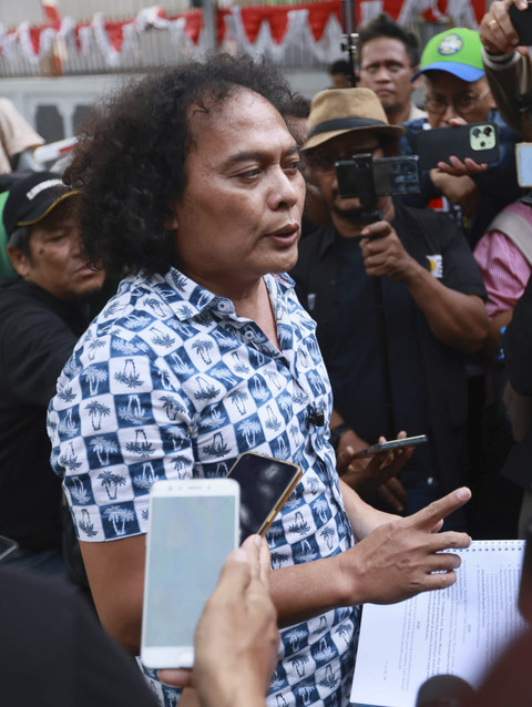 Pengacara Fariz RM, Deolipa Yumara saat memberikan keterangan pers usai menjalani sidang di Pengadilan Negeri Jakarta Selatan, Jakarta, Senin, (11/8/2025). Foto: Agus Apriyanto