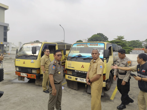 DLH Jakarta dan Satpol PP Jakarta Timur saat merilis kasus pembuangan tinja sembarangan di Jakarta Timur, Senin (11/8/2025). Foto: Rachmadi Rasyad/kumparan