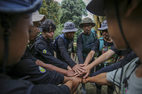 Ketua Yayasan Pengiat Konservasi Muria/ PEKA Muria Teguh Budi Wiyono (kanan) saat berkordinasi dengan tim sebelum penanaman bibit pohon untuk ditanam di lereng gunung Muria di Desa Colo, Kudus, Senin (11/8/2025). Foto: Aditia Noviansyah/kumparan