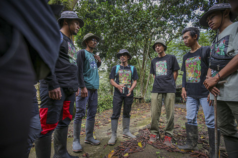 Ketua Yayasan Pengiat Konservasi Muria/ PEKA Muria Teguh Budi Wiyono (tengah) saat berkordinasi dengan tim sebelum penanaman bibit pohon untuk ditanam di lereng gunung Muria di Desa Colo, Kudus, Senin (11/8/2025). Foto: Aditia Noviansyah/kumparan