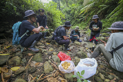 Anggota tim Yayasan Pengiat Konservasi Muria/ PEKA Muria saat beristirahat di jalur mata air di lereng gunung Muria di Desa Colo, Kudus, Senin (11/8/2025). Foto: Aditia Noviansyah/kumparan