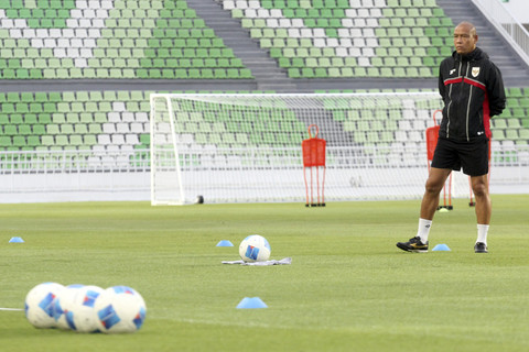 Pelatih Timnas Putra Indonesia U-17 Nova Arianto memantau latihan jelang Piala Kemerdekaan 2025 di Stadion Utama Sumatera Utara, Deli Serdang, Sabtu (9/8/2025). Foto: Yudi Manar/Antara Foto