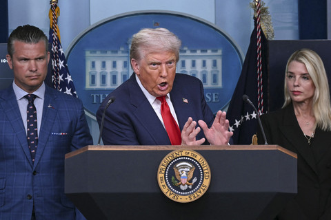 Presiden Amerika Serikat Donald Trump didampingi Menhan dan Jaksa Agung Pam Bondi (kanan) dalam jumpa pers mengambil alih kepolisian Washington DC, Senin (11/8/2025). Foto: Andrew Caballero-Reynolds/AFP
