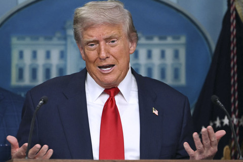 Presiden Amerika Serikat Donald Trump menyampaikan keterangan  dalam konferensi pers terkait pengarahan pasukan Garda Nasional dan menempatkan kepolisian Washington di Gedung Putih, Washington DC, Amerika Serikat, Senin (11/8/2025). Foto: Andrew Caballero-Reynolds/AFP