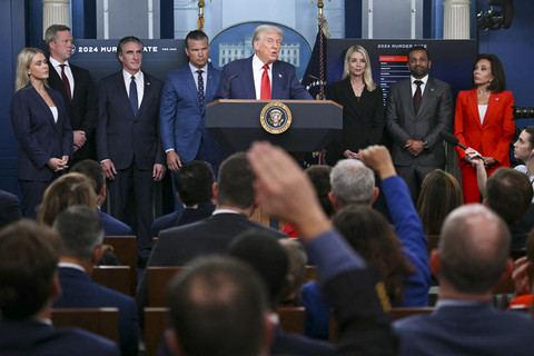 Presiden Amerika Serikat Donald Trump menyampaikan keterangan dalam konferensi pers terkait pengarahan pasukan Garda Nasional dan menempatkan kepolisian Washington di Gedung Putih, Washington DC, Amerika Serikat, Senin (11/8/2025). Foto: Andrew Caballero-Reynolds/AFP