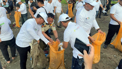 Pegawai Telkomsel terlibat langsung mengangkat sampah di Pantai Karangria Manado pada kegiatan Gerakan Wisata Bersih yang digagas oleh Kementerian Pariwisata (Kemenpar).